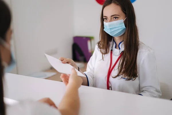 Koruyucu Maskeli Kadın Doktor Müşteriye Tarifli Kâğıt Verir Parlak Klinik — Stok fotoğraf