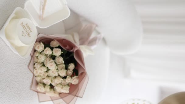 Fehér Virágcsokor Ajándékcsomagolásban Születésnapi Ajándék — Stock videók