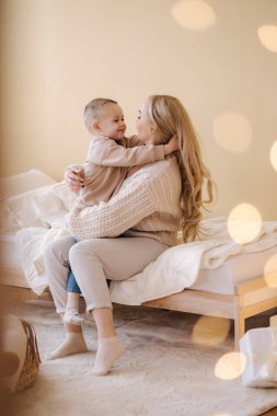 Annemin küçük oğluyla portresi.