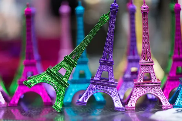 Eiffeltürme im souvenirshop, paris, frankreich, europa — Stockfoto