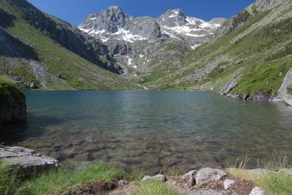 Horské jezero, národního parku Pyreneje, Francie — Stock fotografie
