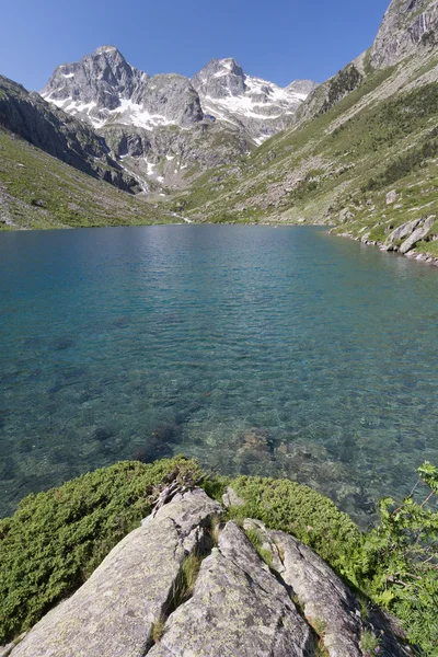 Danau pegunungan, taman nasional pyrenees, Perancis — Stok Foto