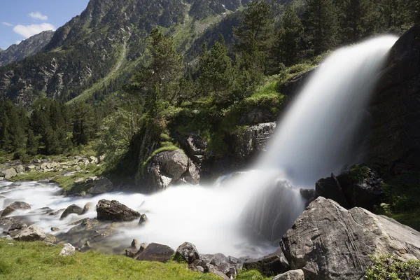 Vattenfall i berg, nationalpark i Pyrenéerna, Frankrike — Stockfoto