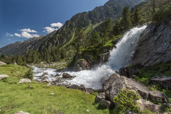 Vattenfall i berg, nationalpark i Pyrenéerna, Frankrike — Stockfoto