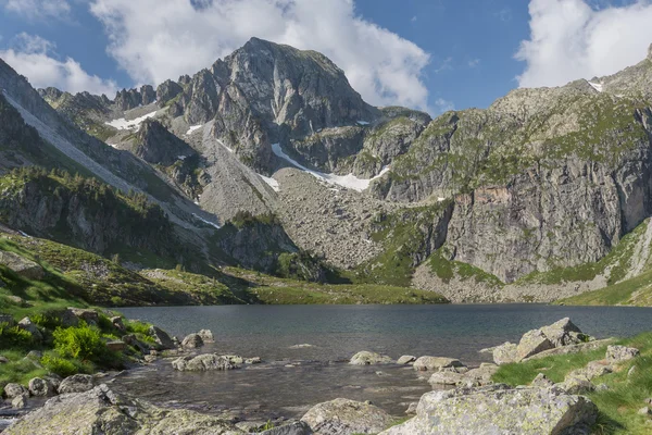 Horské jezero, národního parku Pyreneje, Francie — Stock fotografie