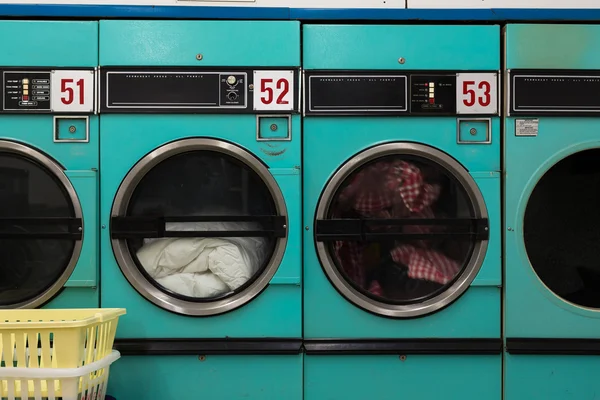 行的干衣机的自助洗衣店 免版税图库照片