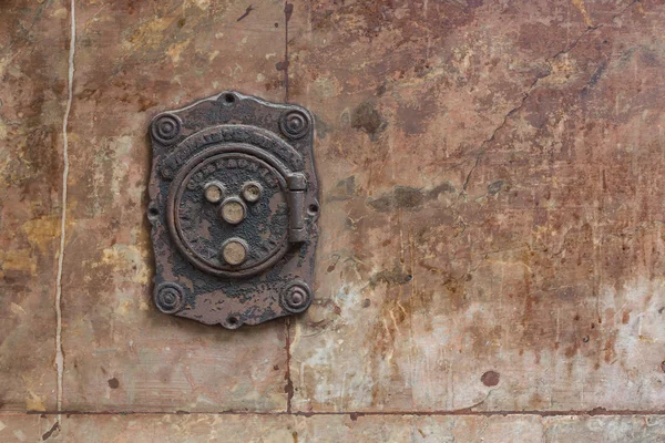 Old rusted natural gas distribution plate in Paris — Stock Photo, Image