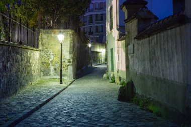 alacakaranlıkta Paris tipik eski sokak