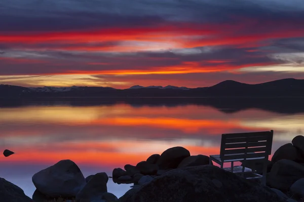 Panchina al tramonto a Sand Harbor con panchina vuota — Foto Stock