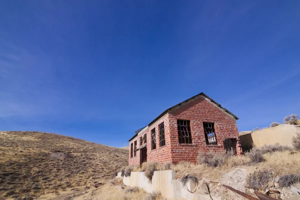 Bâtiment en brique abandonné au camp minier du Nevada — Photo