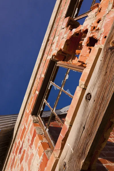 Rozbitá okna a rozpadající se cihlová zeď v Nevadě ghost town. — Stock fotografie