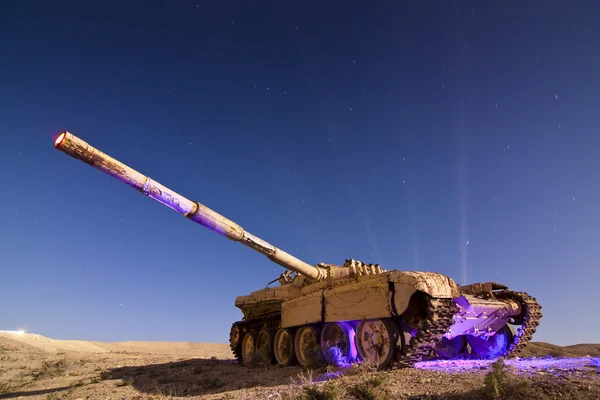 Carro armato abbandonato verniciato chiaro nel deserto del Nevada — Foto Stock