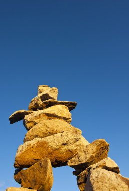 Cairn kaya yığını adam