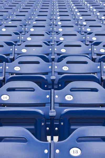 Asientos de estadio vacíos, asientos azules —  Fotos de Stock