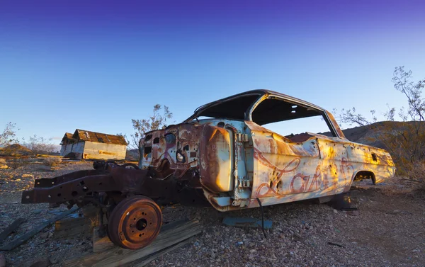 Sedán abandonado — Foto de Stock