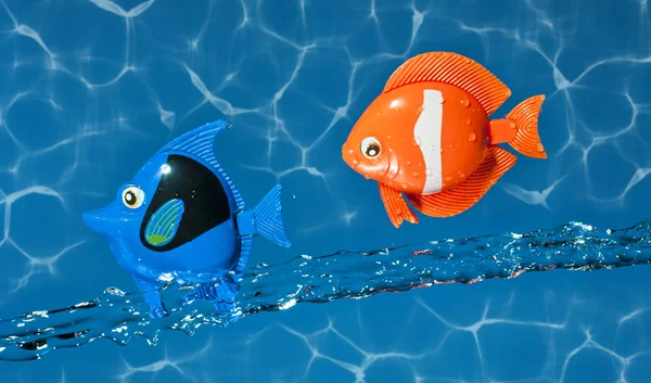 Due pesci giocattolo che volano — Foto Stock