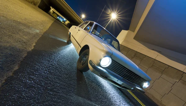 Oldtimer unter Brücke — Stockfoto