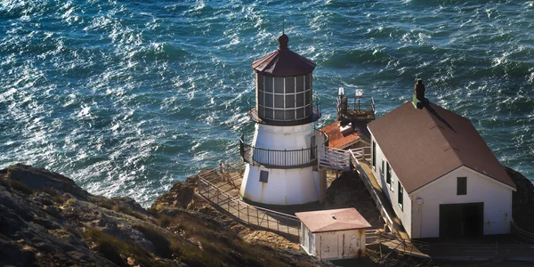 A sziklás tengerpart gyönyörű világítótorony — Stock Fotó