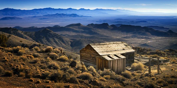 Edificio abbandonato al villaggio minerario nel deserto — Foto Stock