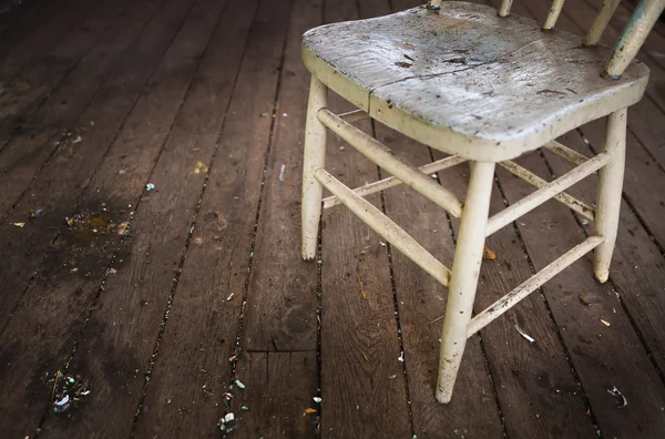 Eski hasarlı sandalye — Stok fotoğraf