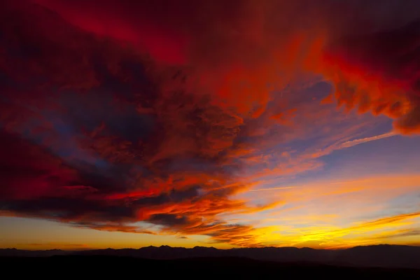 Amanhecer pitoresco com nuvens vermelhas — Fotografia de Stock