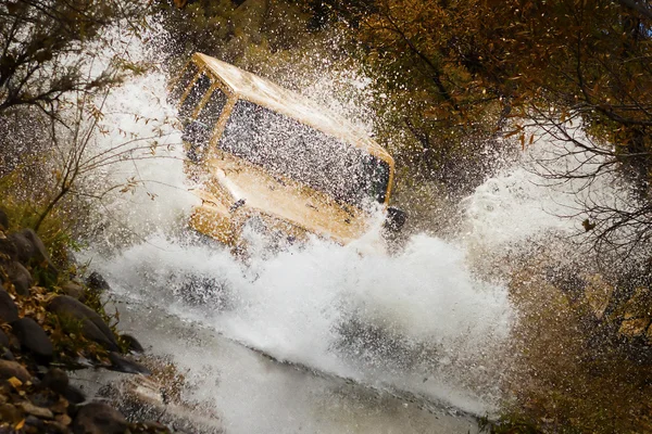 Car driving through the river — Stock Photo, Image