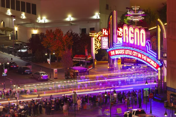 Färgstarka syn på Reno staden på natten — Stockfoto