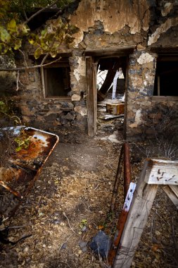 terk edilmiş ahşap bina