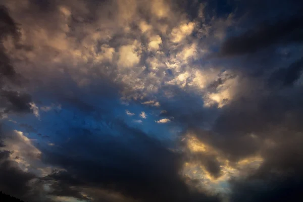 Regenachtige bewolkte hemel — Stockfoto