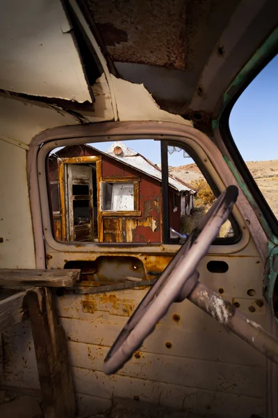 Staré opuštěné auto — Stock fotografie