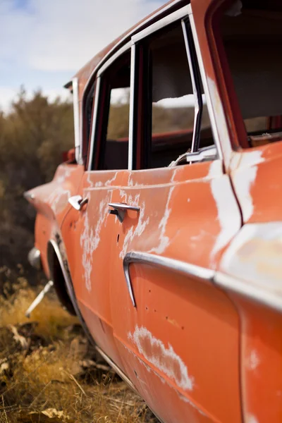 Старый заброшенный автомобиль — стоковое фото
