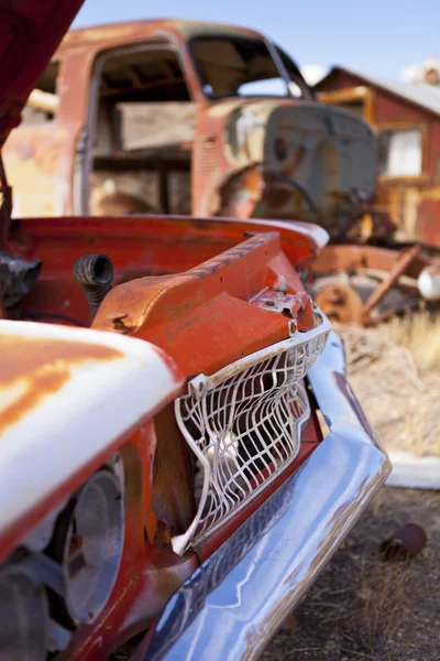 Старые брошенные машины — стоковое фото