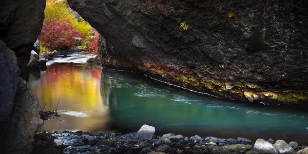 Malebná horská řeka — Stock fotografie