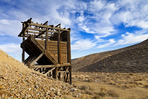 Edificio abandonado en pueblo minero en el desierto — Foto de Stock