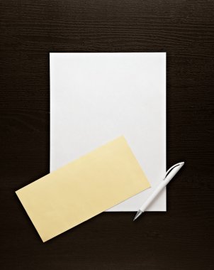 Zarf, kağıt ve kalem koyu ahşap zemin üzerinde