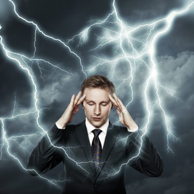 genç işadamı Lightning'ler arka plan üzerinde düşünme