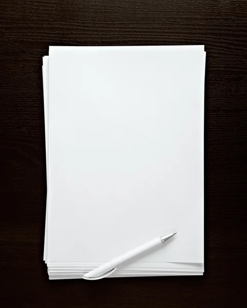 Empty paper white pen on dark desk — Stock Photo, Image