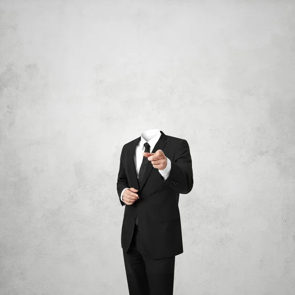 Hombre de negocios sin cabeza sobre fondo de hormigón blanco —  Fotos de Stock