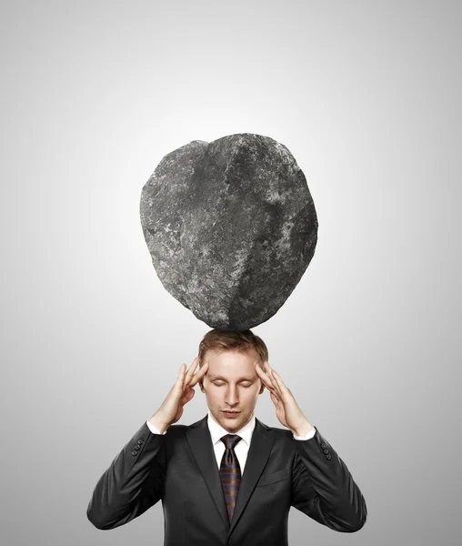 Hombre de negocios con piedra en la cabeza — Foto de Stock