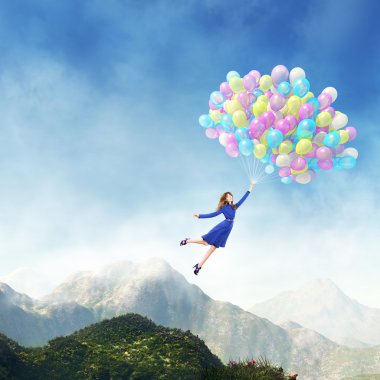 uçan balon üzerinde güzel bir kız