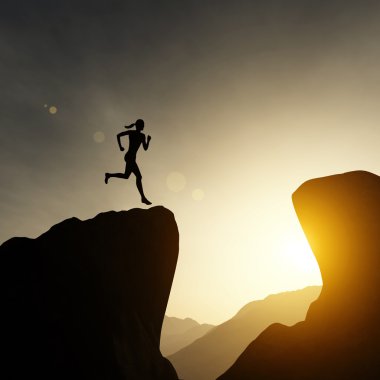 dağlarda çalışan kadın. gün batımı