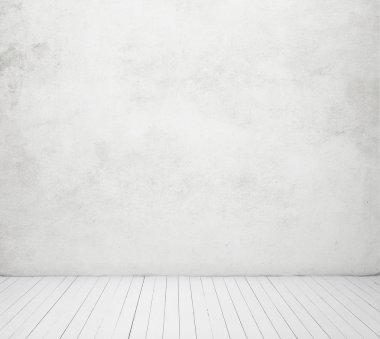 Beyaz beton duvar ve ahşap zemin