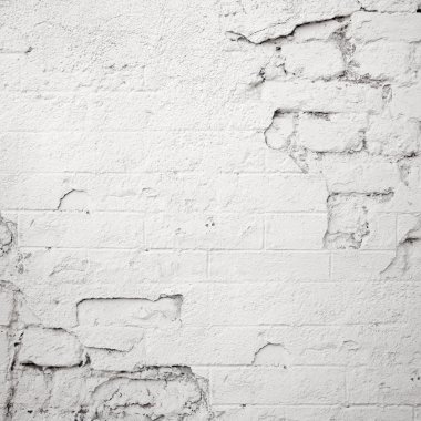beyaz boyalı tuğla duvar