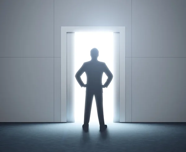 Homme d'affaires et ascenseur moderne avec portes ouvertes — Photo