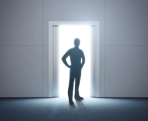Uomo d'affari e moderno ascensore con porte aperte — Foto Stock