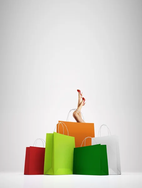 Fotografía conceptual. Bolsas de compras con chica —  Fotos de Stock