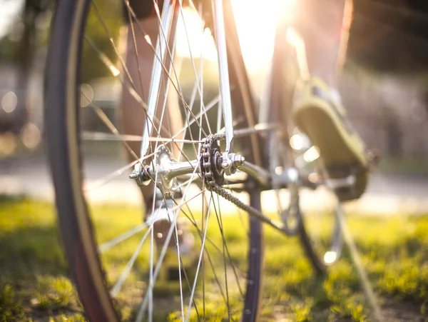 Primo piano delle gambe ciclistiche su una bicicletta — Foto Stock