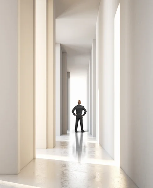 Affärsman står i ljusa kontor — Stockfoto
