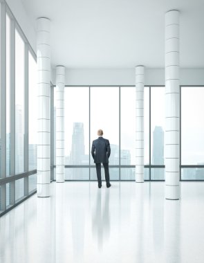 parlak bürosunda ayakta işadamı