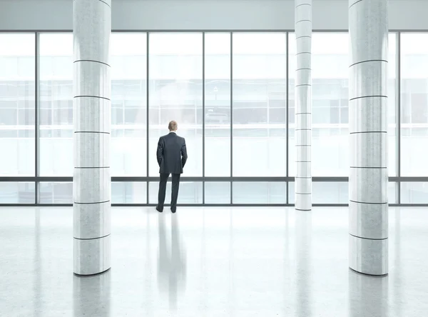 Επιχειρηματίας που στέκεται στο φωτεινό γραφείο — Φωτογραφία Αρχείου
